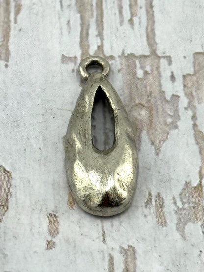 Pendentif goutte martelé, étain vieilli - PT685