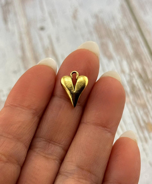 Pequeño Colgante Corazón Puntiagudo, Baño de Oro de 18k Envejecido - AG015