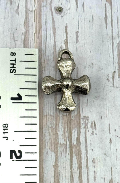 Pendentif croix épais, étain vieilli - PT480