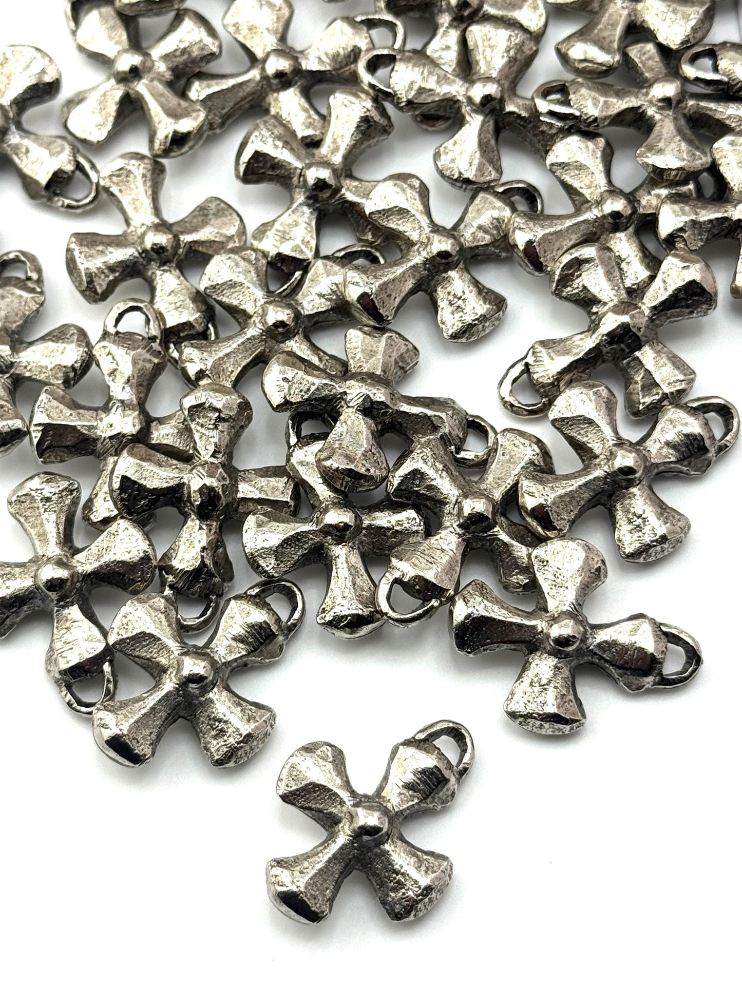 Pendentif croix épais, étain vieilli - PT480