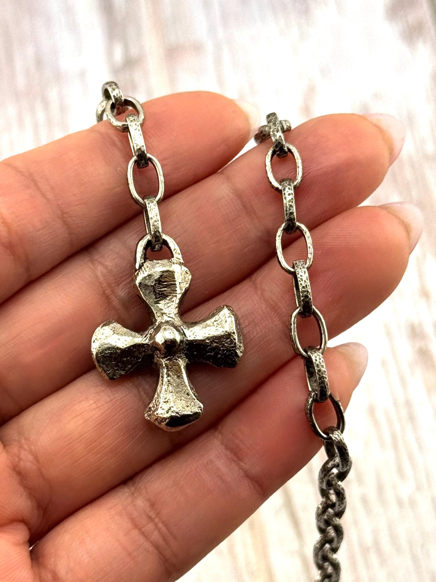 Pendentif croix épais, étain vieilli - PT480