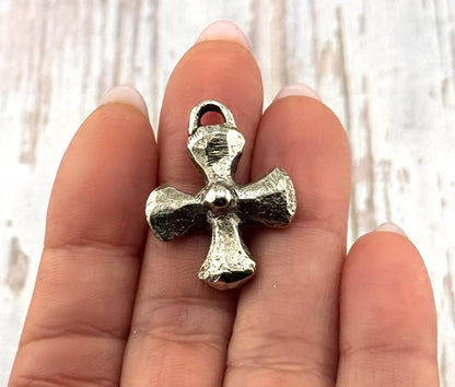 Pendentif croix épais, étain vieilli - PT480