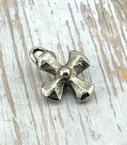 Pendentif croix épais, étain vieilli - PT480