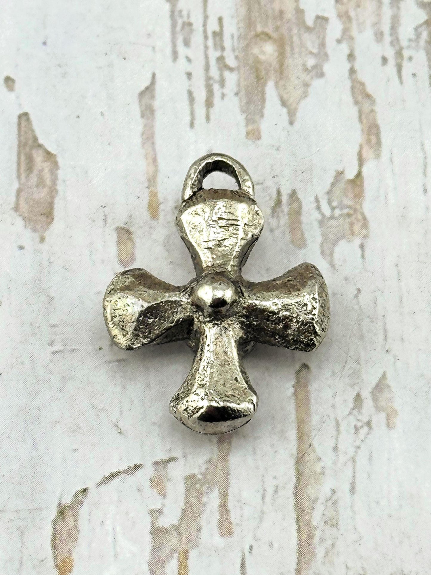 Pendentif croix épais, étain vieilli - PT480