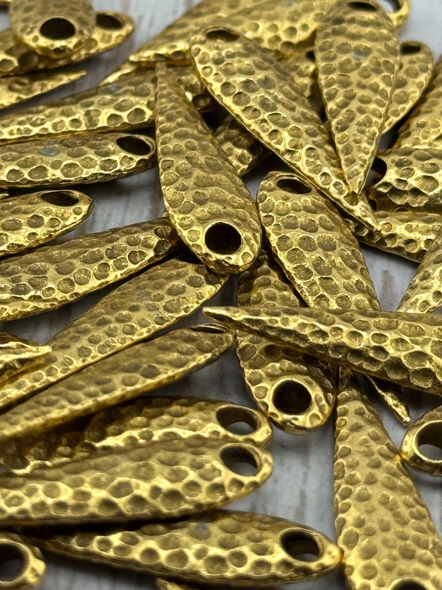 Larmes martelées, courbées et épineuses, plaqué or 18 carats vieilli - AG164