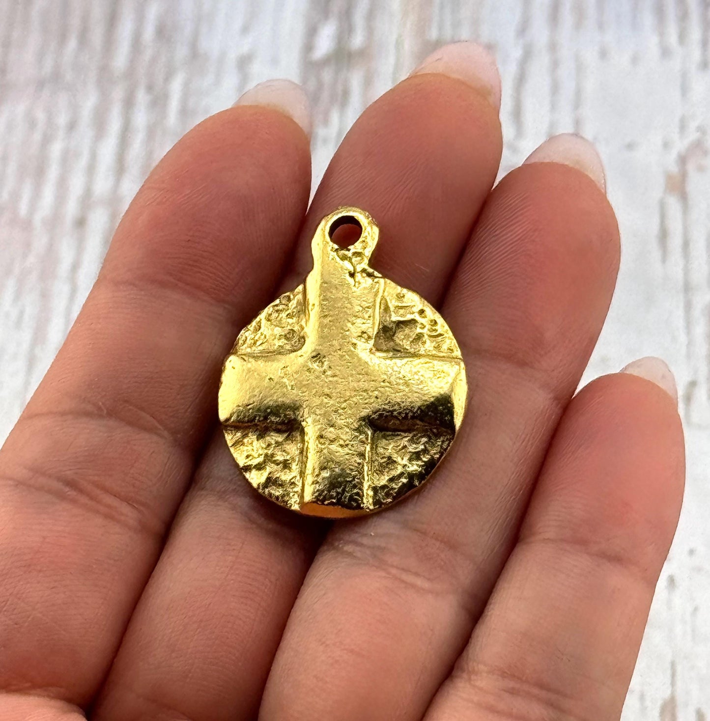 Pendentif croix et cœur martelés, plaqué or 18 carats vieilli - AG107