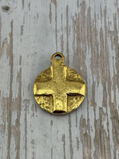 Pendentif croix et cœur martelés, plaqué or 18 carats vieilli - AG107