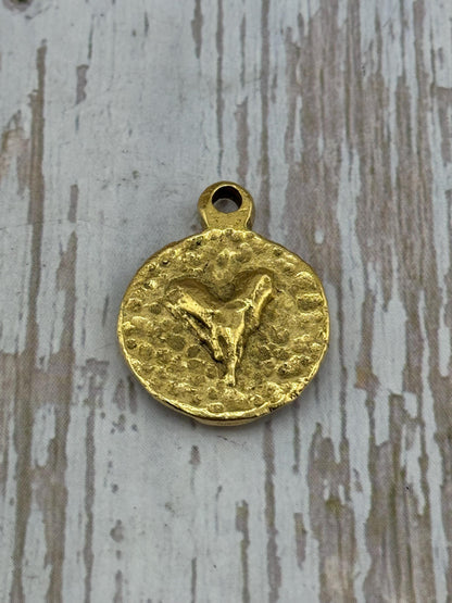 Pendentif croix et cœur martelés, plaqué or 18 carats vieilli - AG107