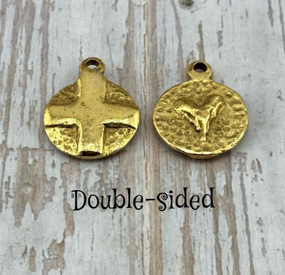 Pendentif croix et cœur martelés, plaqué or 18 carats vieilli - AG107