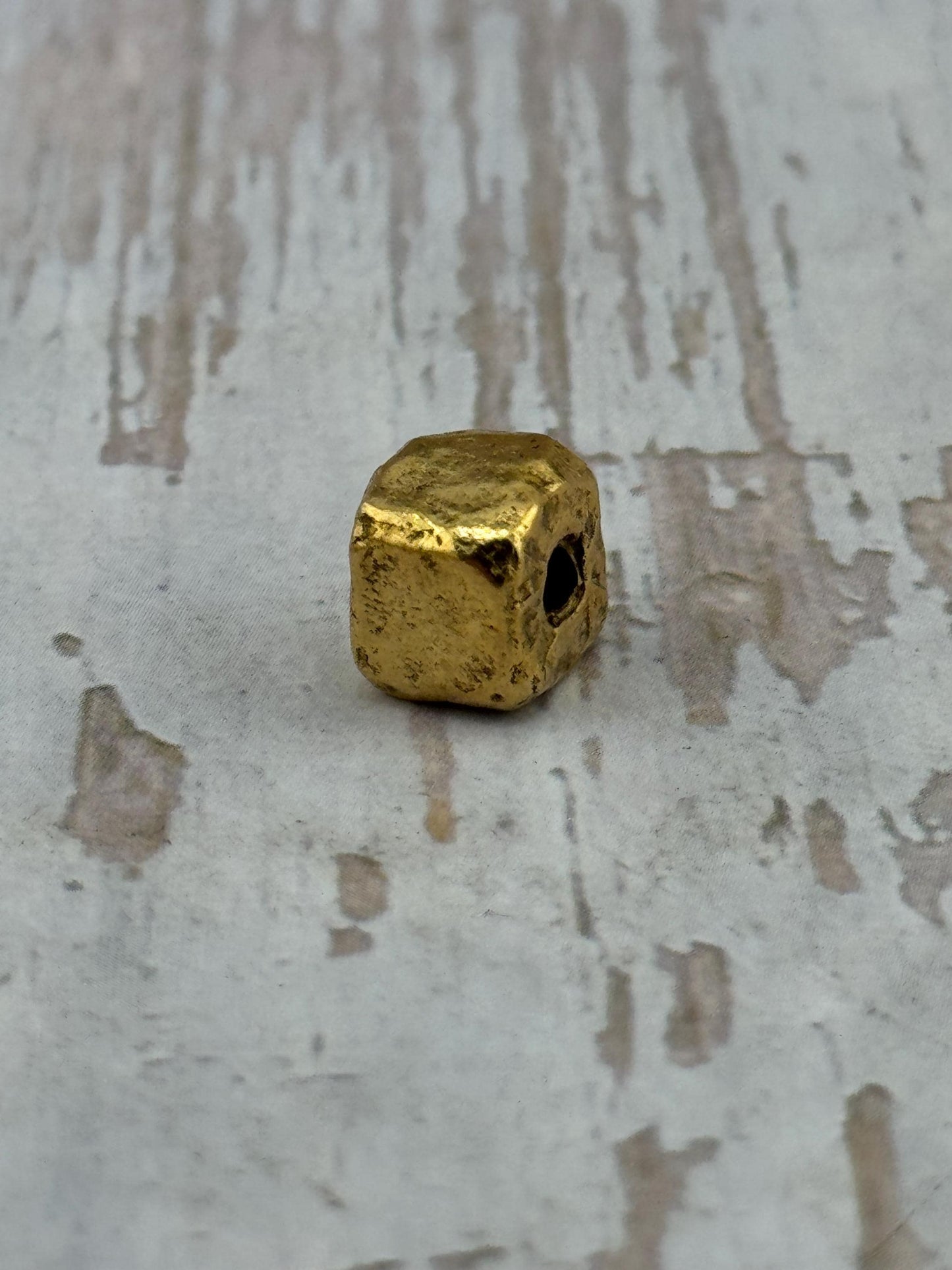Entretoises carrées artisanales, plaqué or 18 carats vieilli - AG097