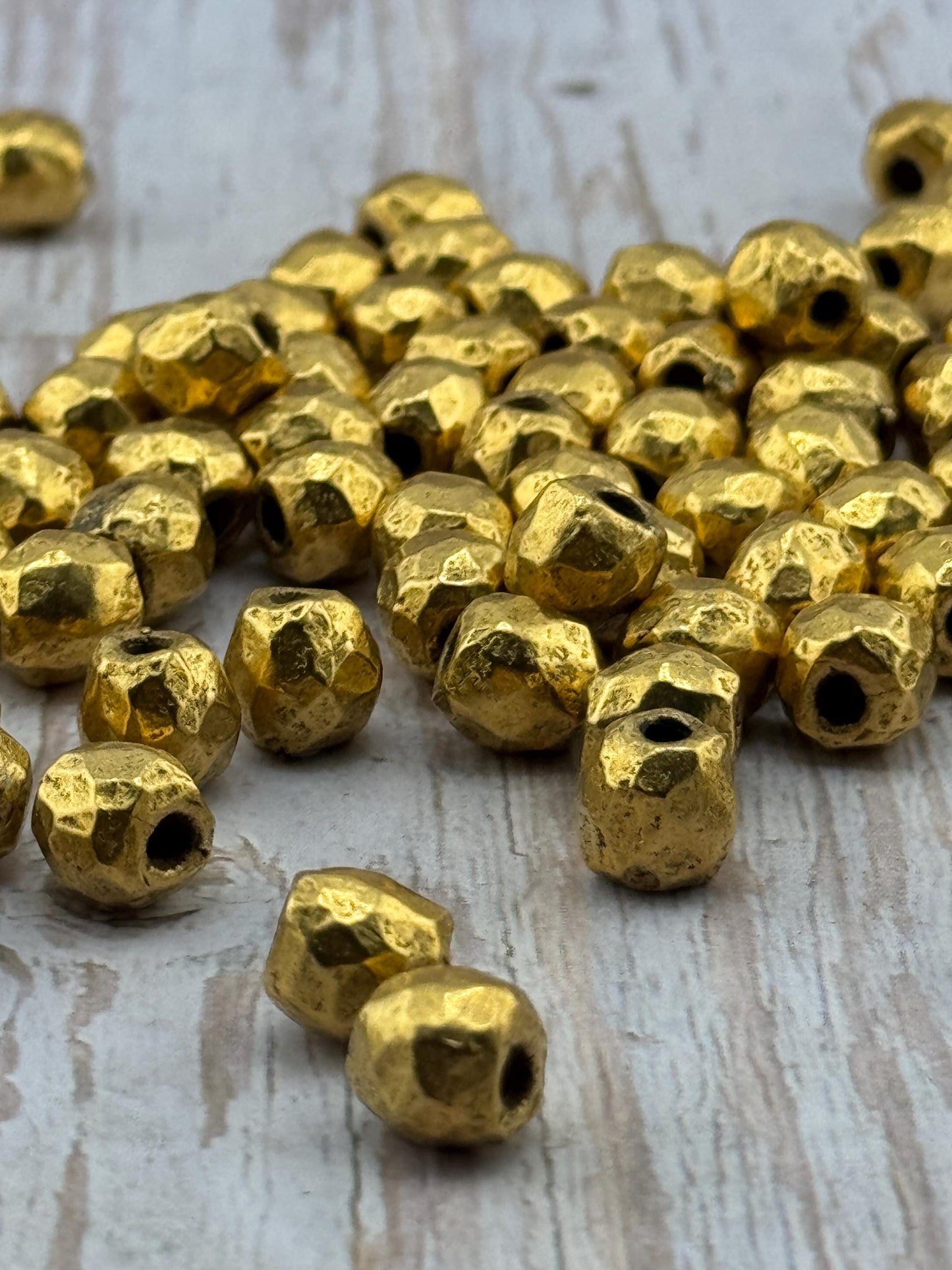 Cuentas espaciadoras redondas artesanales, bañadas en oro de 18k envejecido - AG141