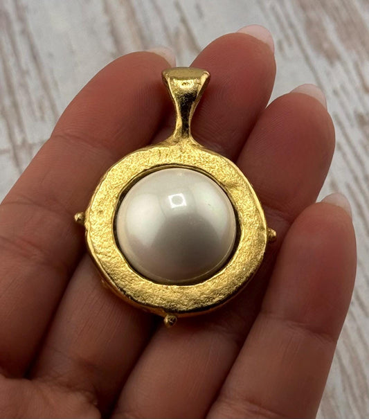 Dije Grande de Perla Blanca, Baño de Oro de 18k Envejecido - AG091