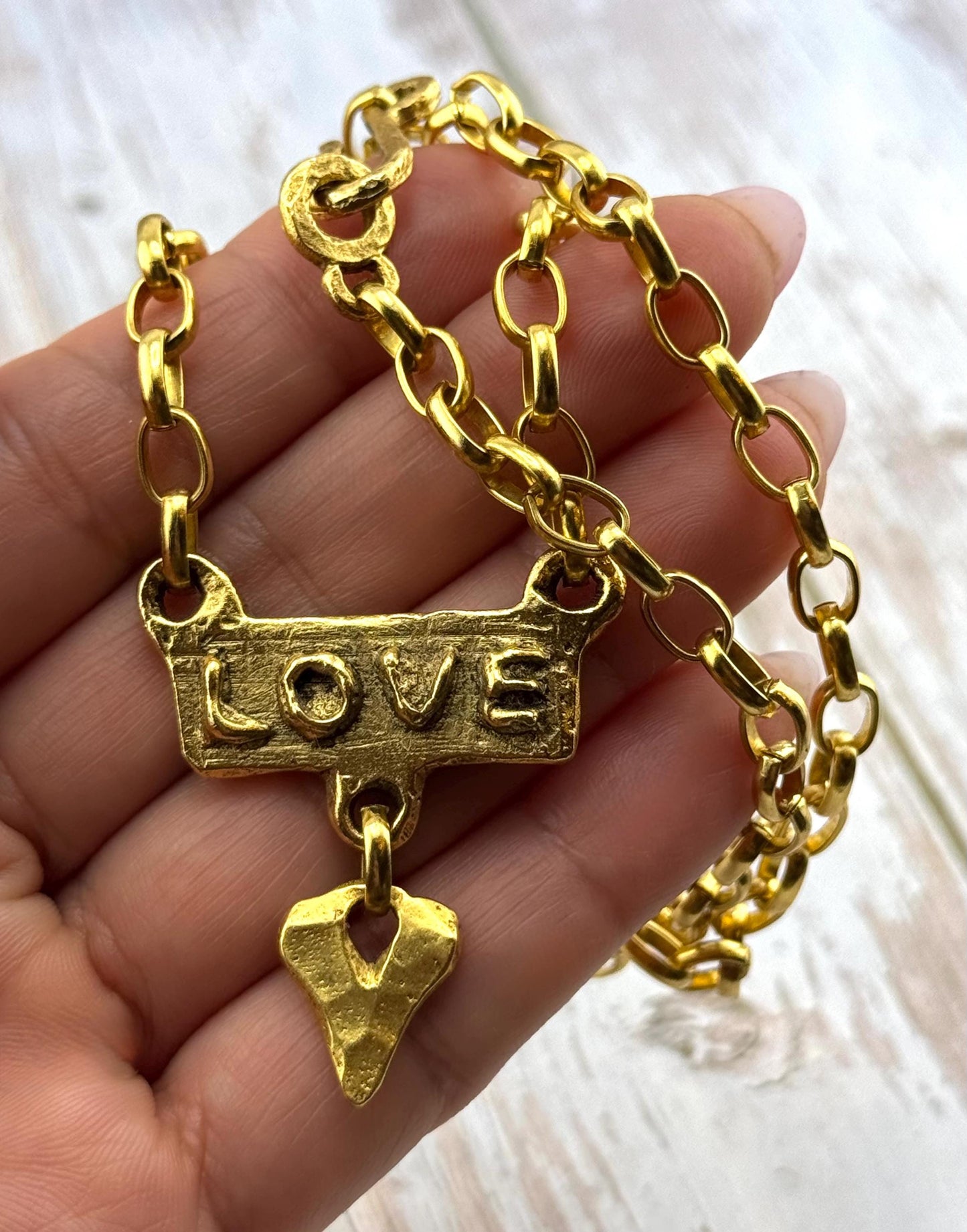 Connecteur de mot « Love », plaqué or 18 carats satiné – ST297