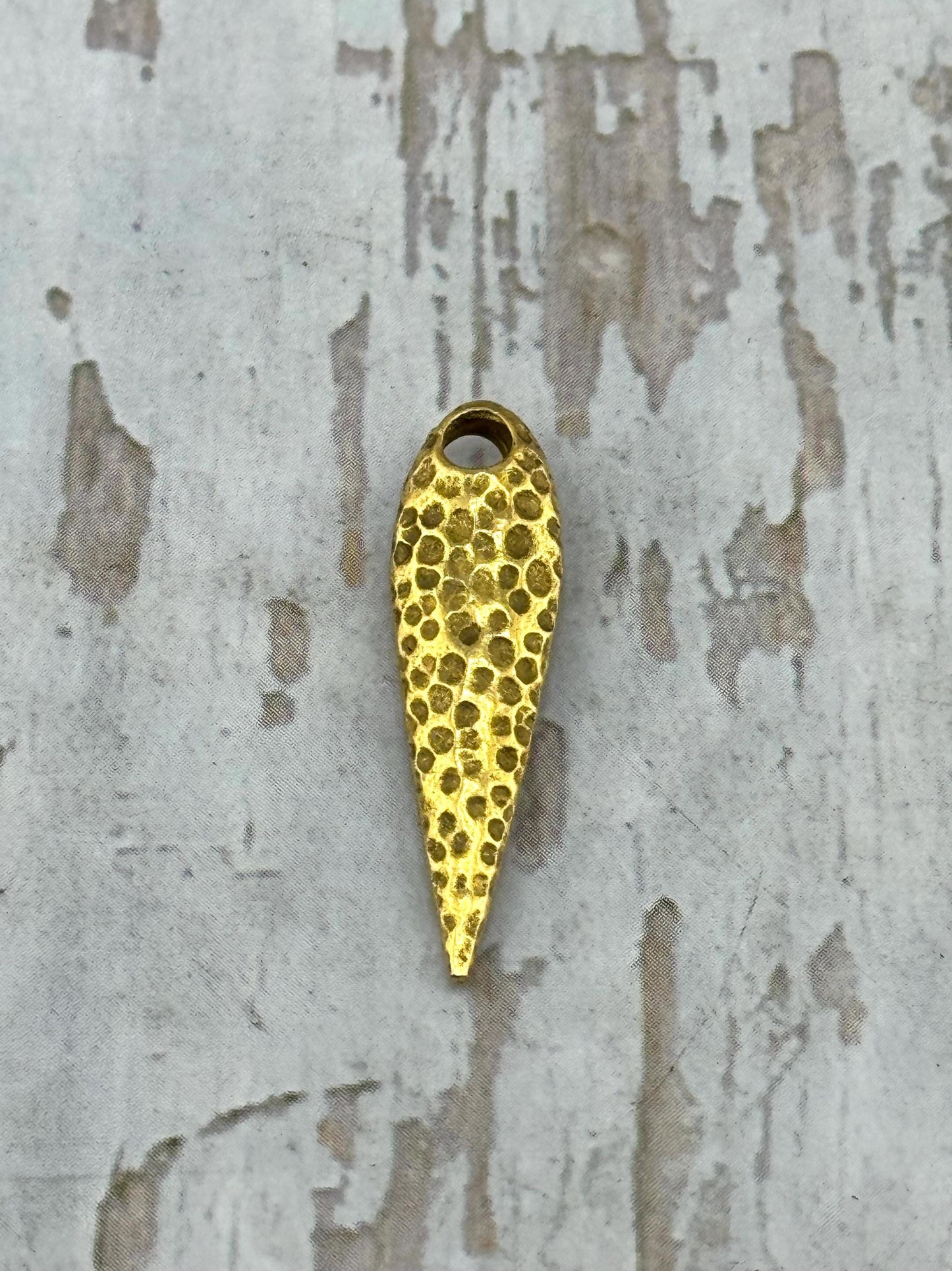 Larmes martelées, courbées et épineuses, plaqué or 18 carats vieilli - AG164