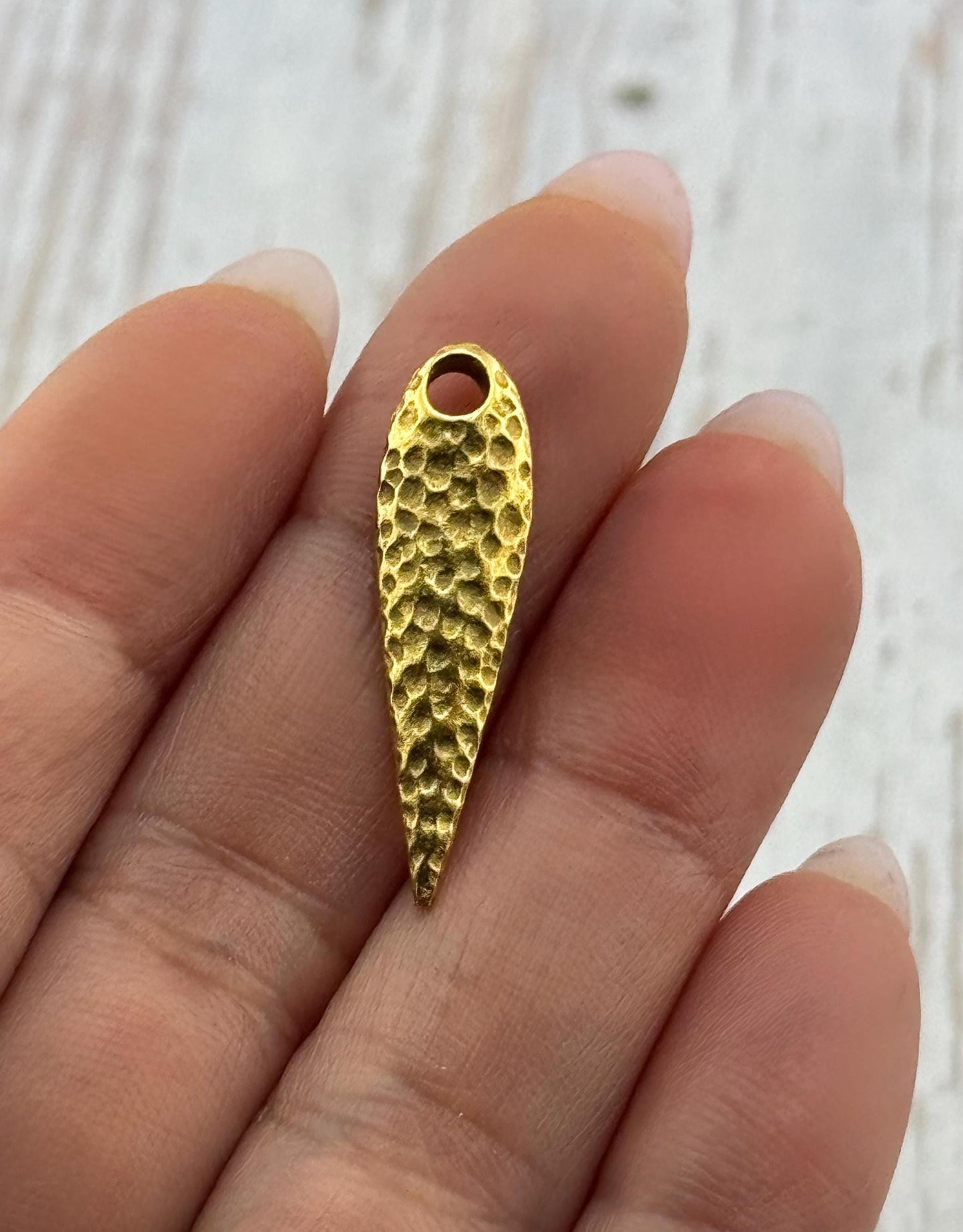 Larmes martelées, courbées et épineuses, plaqué or 18 carats vieilli - AG164