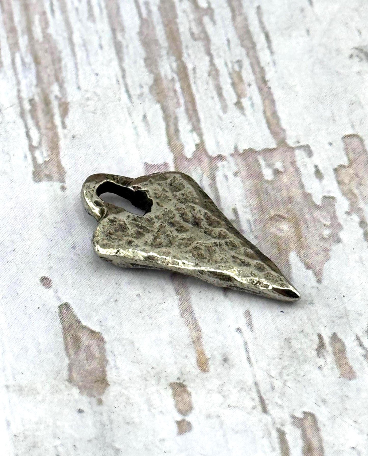 Pendentif cœur pointe de flèche, étain vieilli - PT491