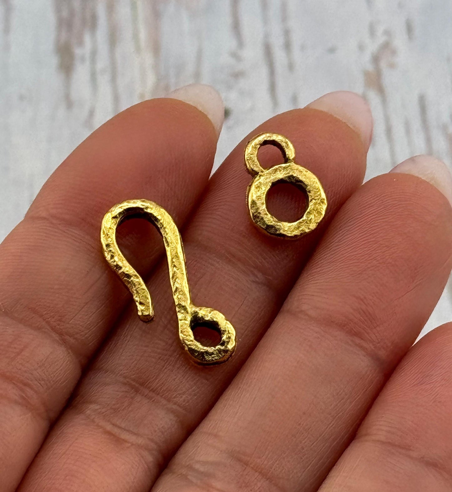 Fermoir crochet martelé, plaqué or 18 carats vieilli - AG167