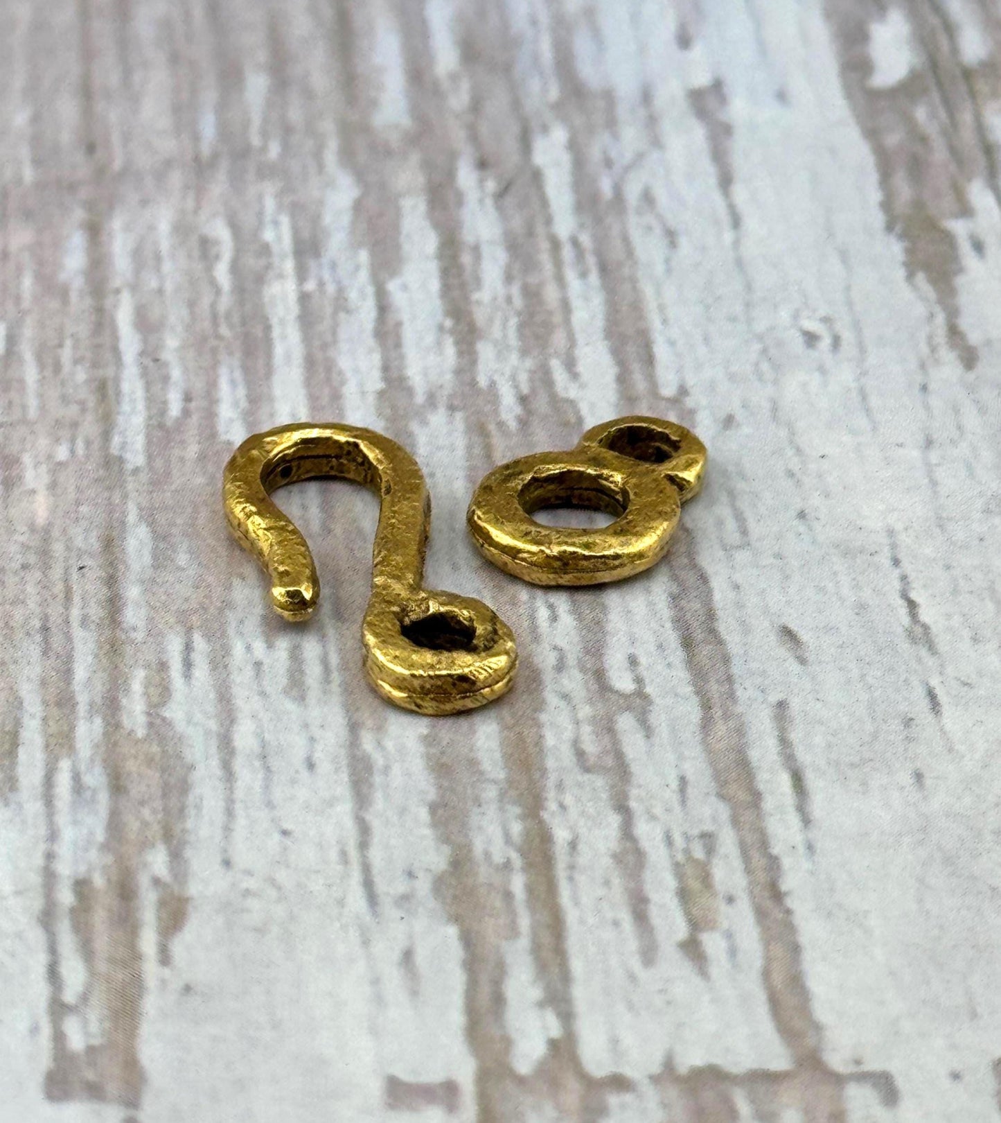 Fermoir crochet martelé, plaqué or 18 carats vieilli - AG167