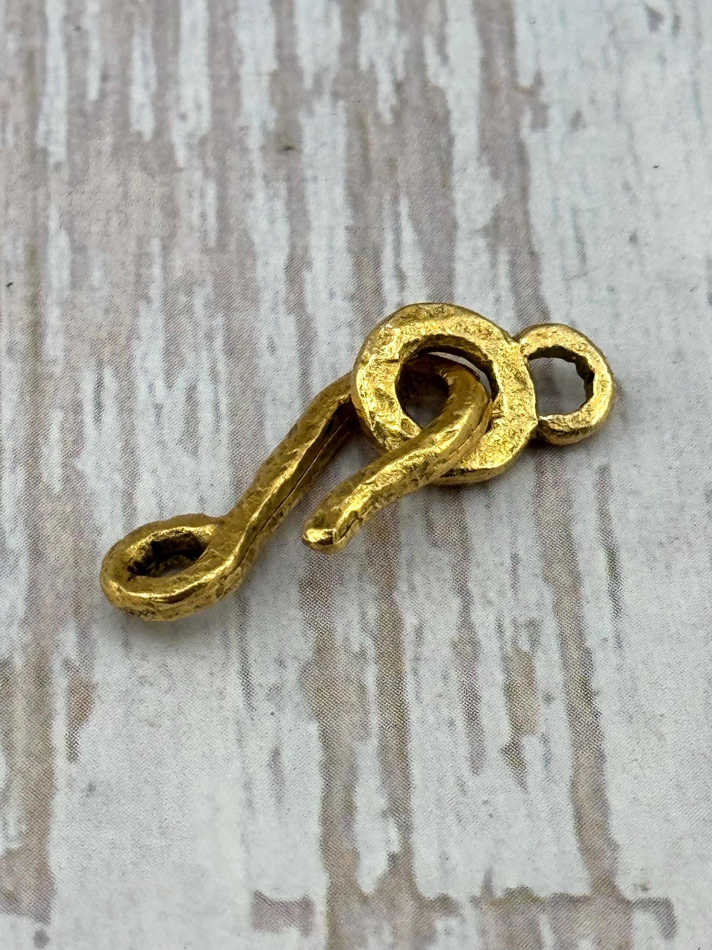 Fermoir crochet martelé, plaqué or 18 carats vieilli - AG167