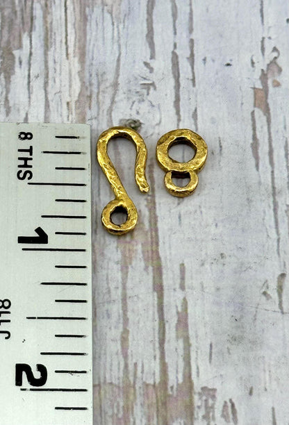 Fermoir crochet martelé, plaqué or 18 carats vieilli - AG167
