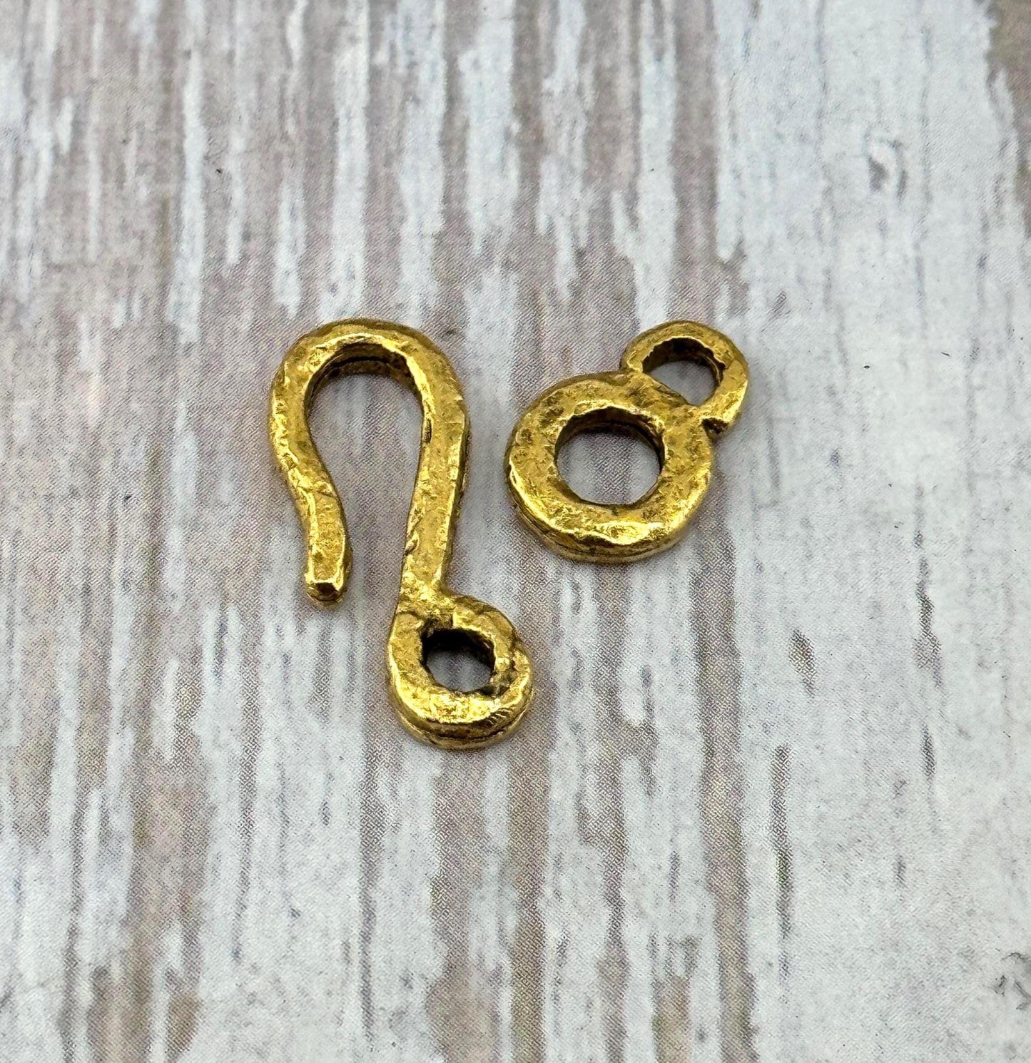 Fermoir crochet martelé, plaqué or 18 carats vieilli - AG167