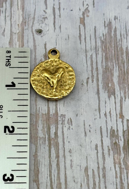 Pendentif croix et cœur martelés, plaqué or 18 carats vieilli - AG107