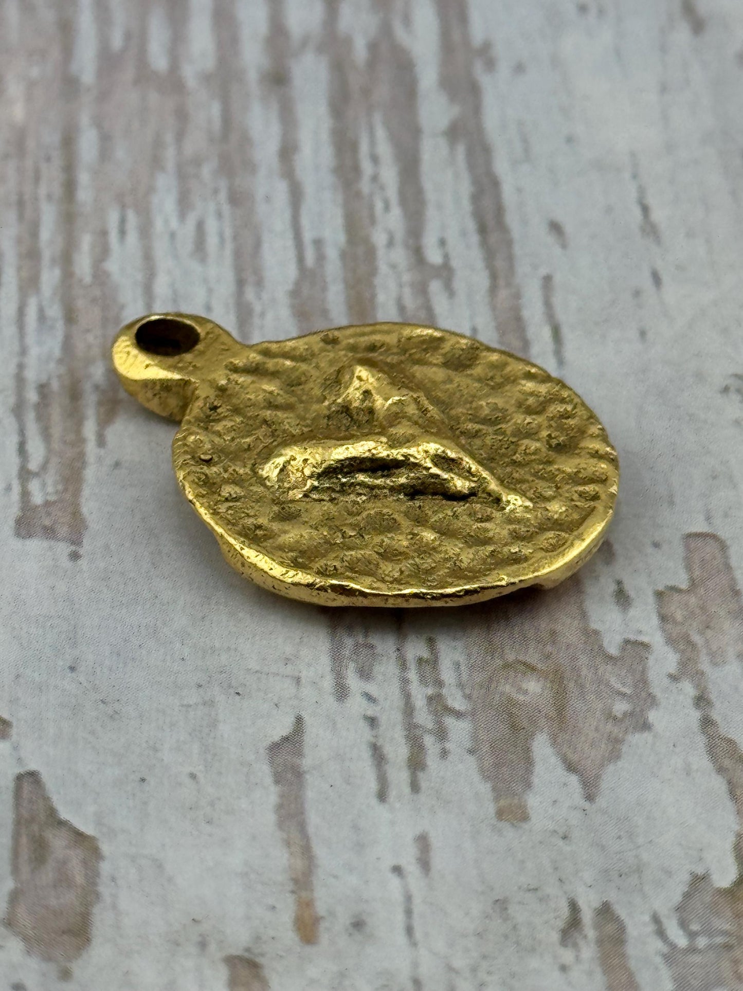 Pendentif croix et cœur martelés, plaqué or 18 carats vieilli - AG107