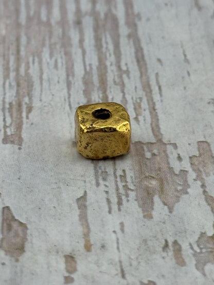 Entretoises carrées artisanales, plaqué or 18 carats vieilli - AG097