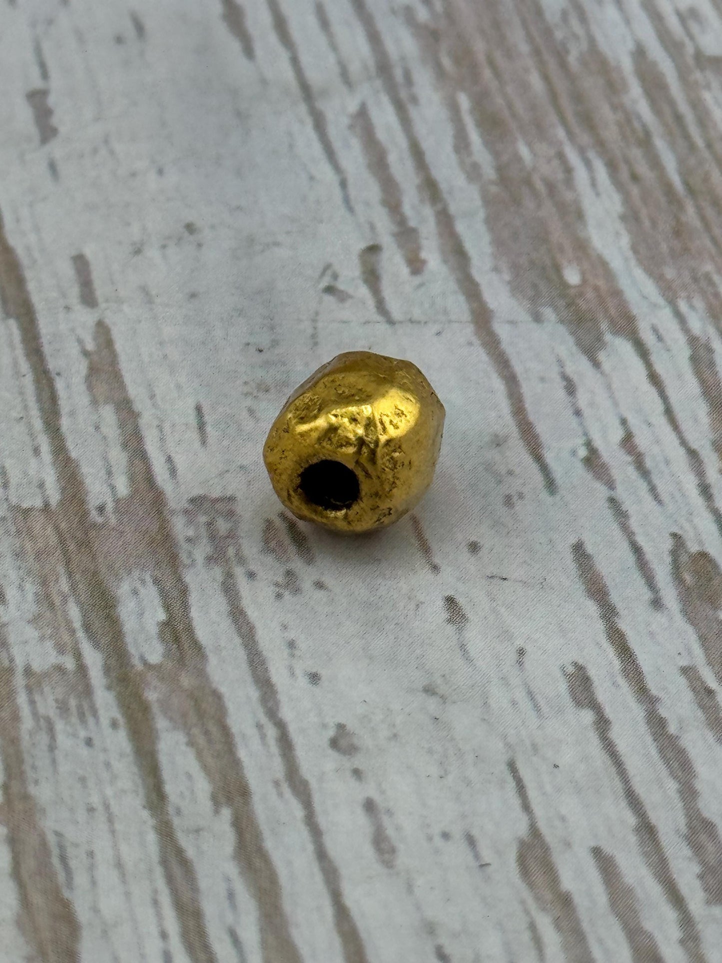 Cuentas espaciadoras redondas artesanales, bañadas en oro de 18k envejecido - AG141