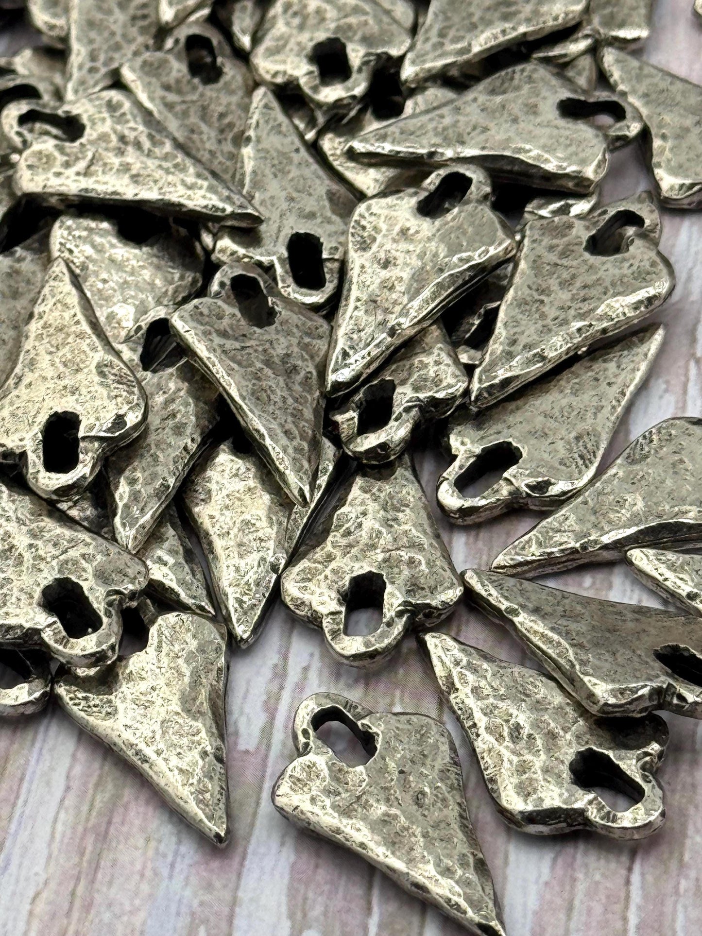 Pendentif cœur pointe de flèche, étain vieilli - PT491