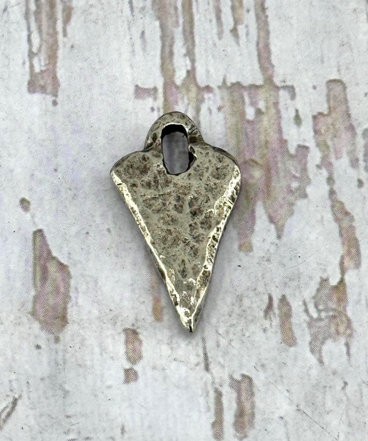Pendentif cœur pointe de flèche, étain vieilli - PT491