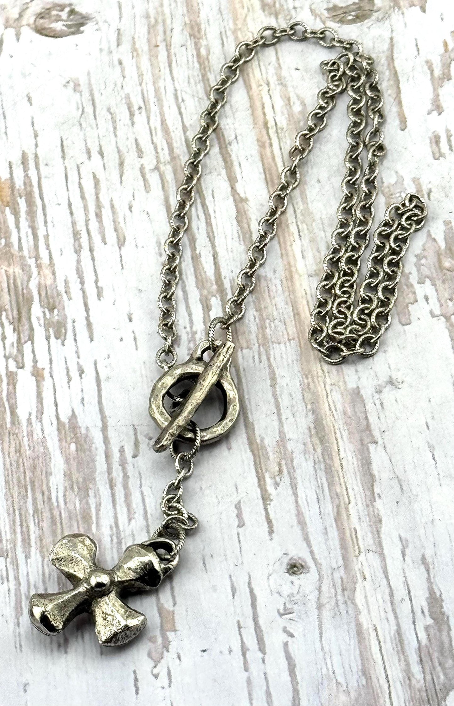 Pendentif croix épais, étain vieilli - PT480