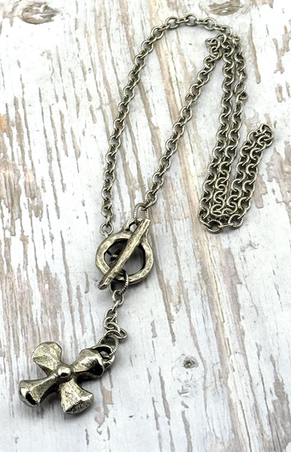 Pendentif croix épais, étain vieilli - PT480
