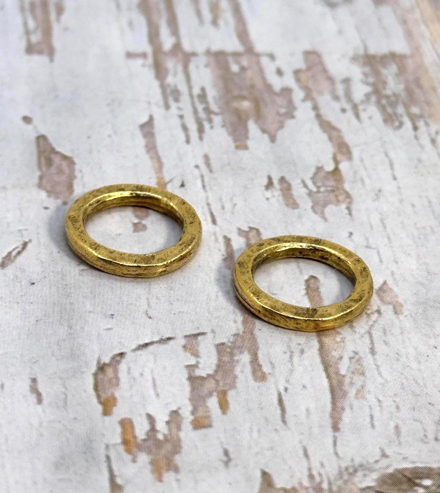 Anneaux de jonction martelés 15 mm, soudés (lot de 2), plaqué or 18 carats vieilli - AG019