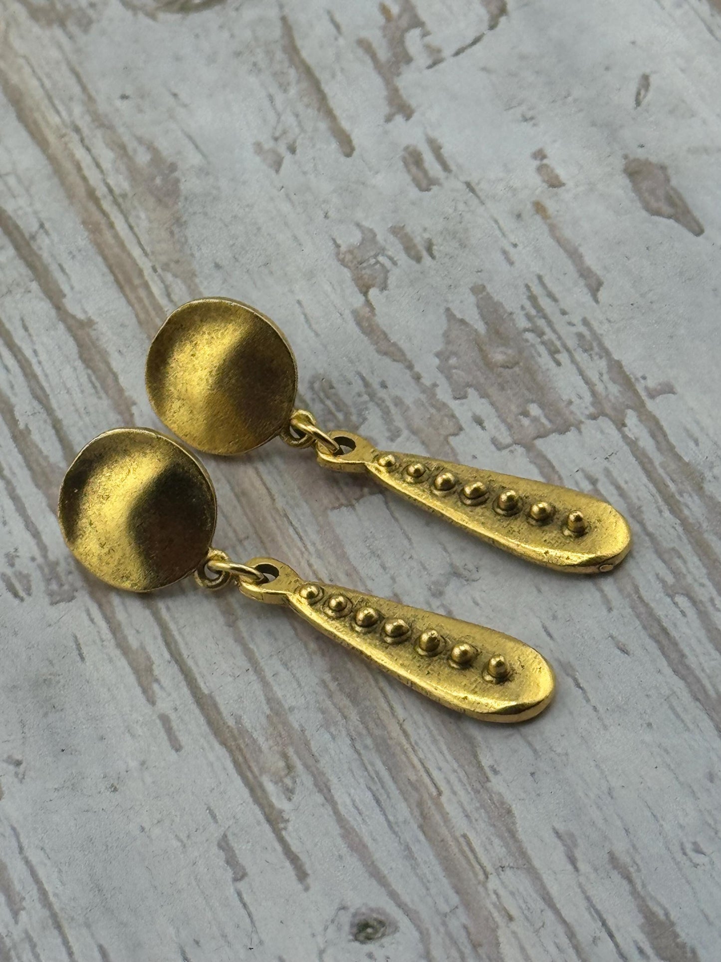 Pendentif goutte pointillé, plaqué or 18 carats satiné - ST308