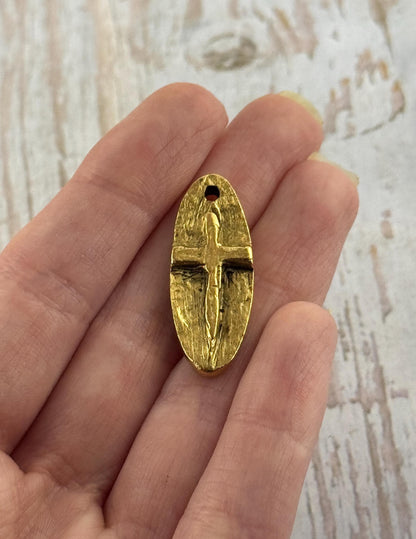 Breloque ovale en forme de croix en relief, plaquée or 18 carats vieilli - AG127