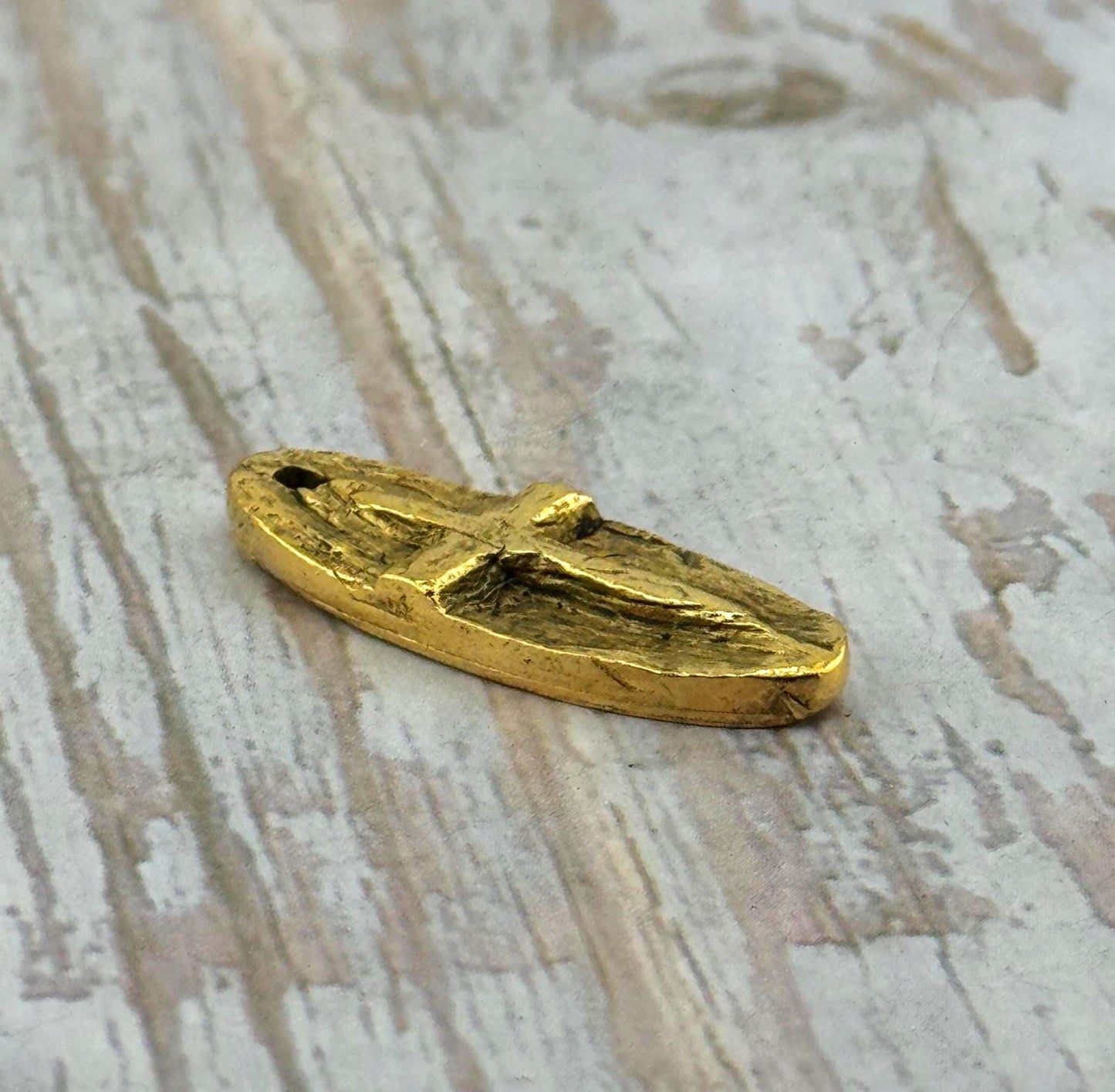 Breloque ovale en forme de croix en relief, plaquée or 18 carats vieilli - AG127