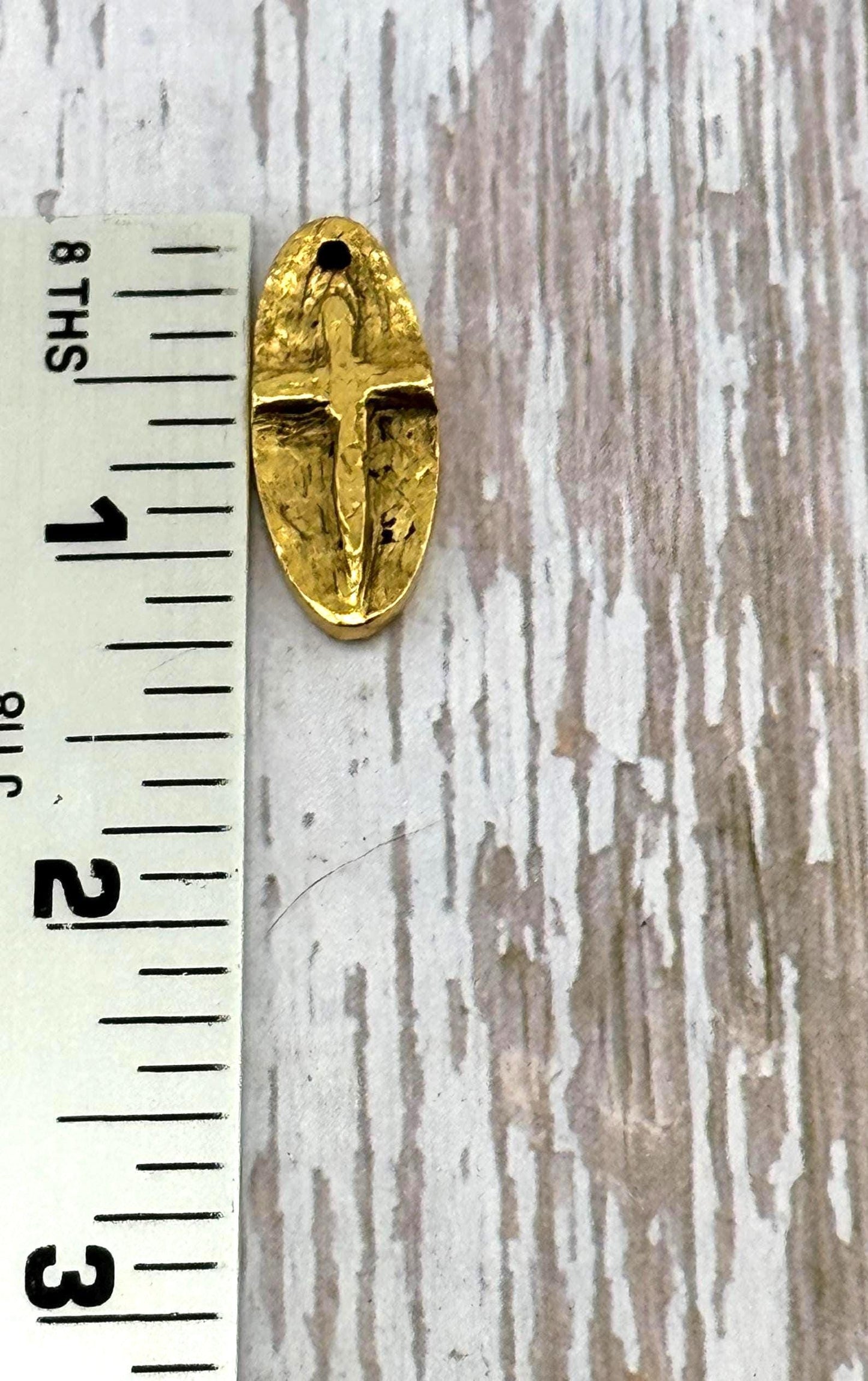 Breloque ovale en forme de croix en relief, plaquée or 18 carats vieilli - AG127