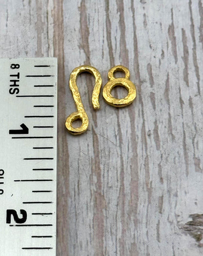Fermoir crochet martelé, plaqué or 18 carats satiné - ST347