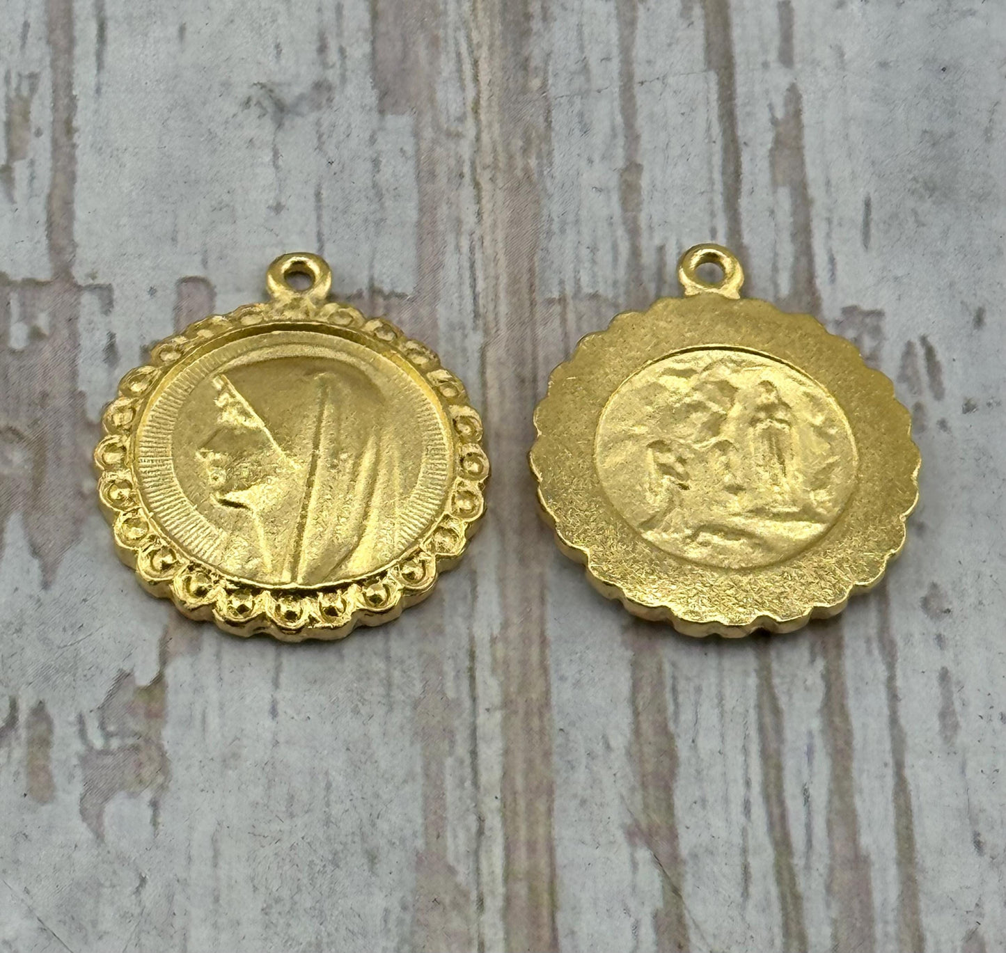 Médaille Vierge Marie Notre-Dame de Lourdes, Plaqué Or 18 carats Satiné - ST182