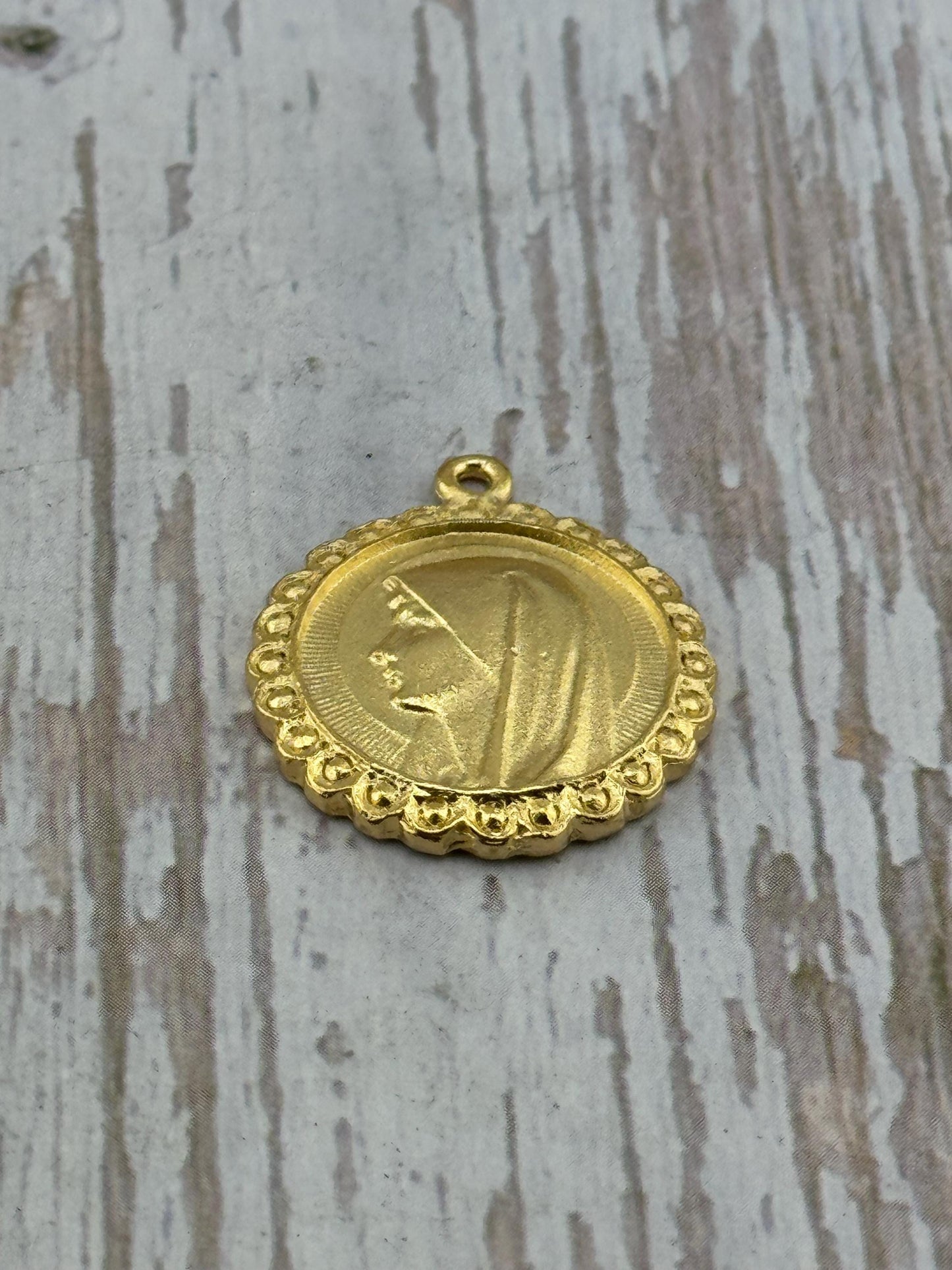 Médaille Vierge Marie Notre-Dame de Lourdes, Plaqué Or 18 carats Satiné - ST182