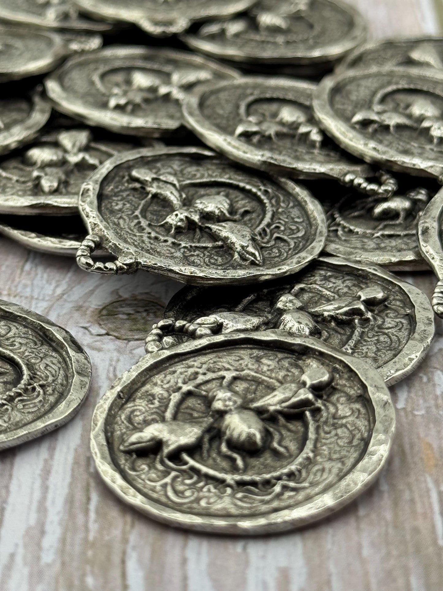 Pendentif Abeille Ronde, Étain vieilli - PT449