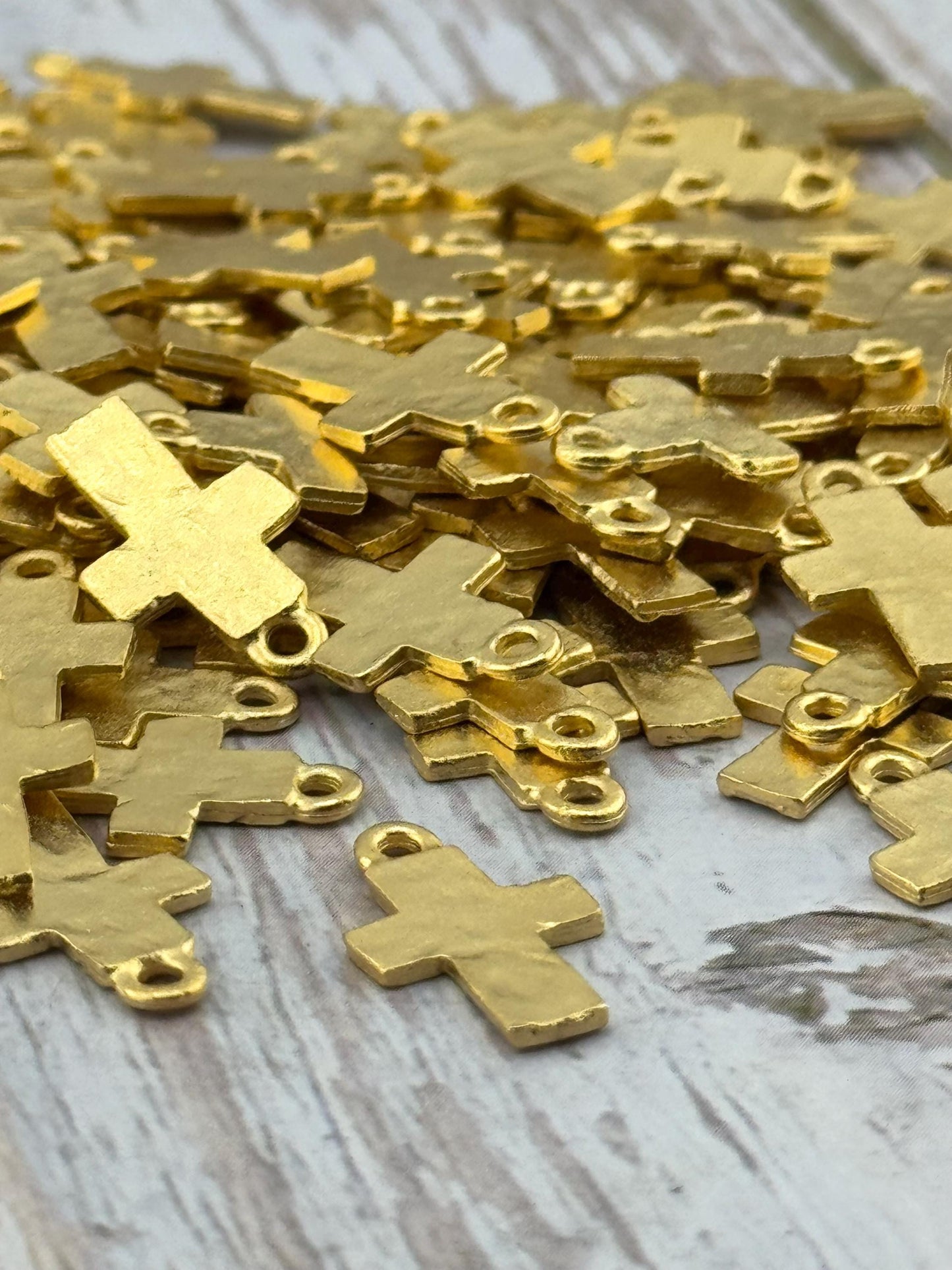 Mini Breloque Croix Vieillie, Plaqué Or 18 carats Satiné - ST328