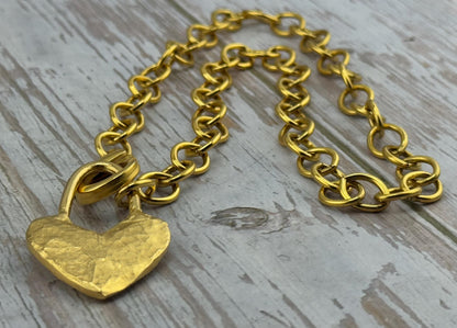 Breloque Cœur Martelée avec Boucle Allongée, Plaqué Or 18k Satiné - ST273
