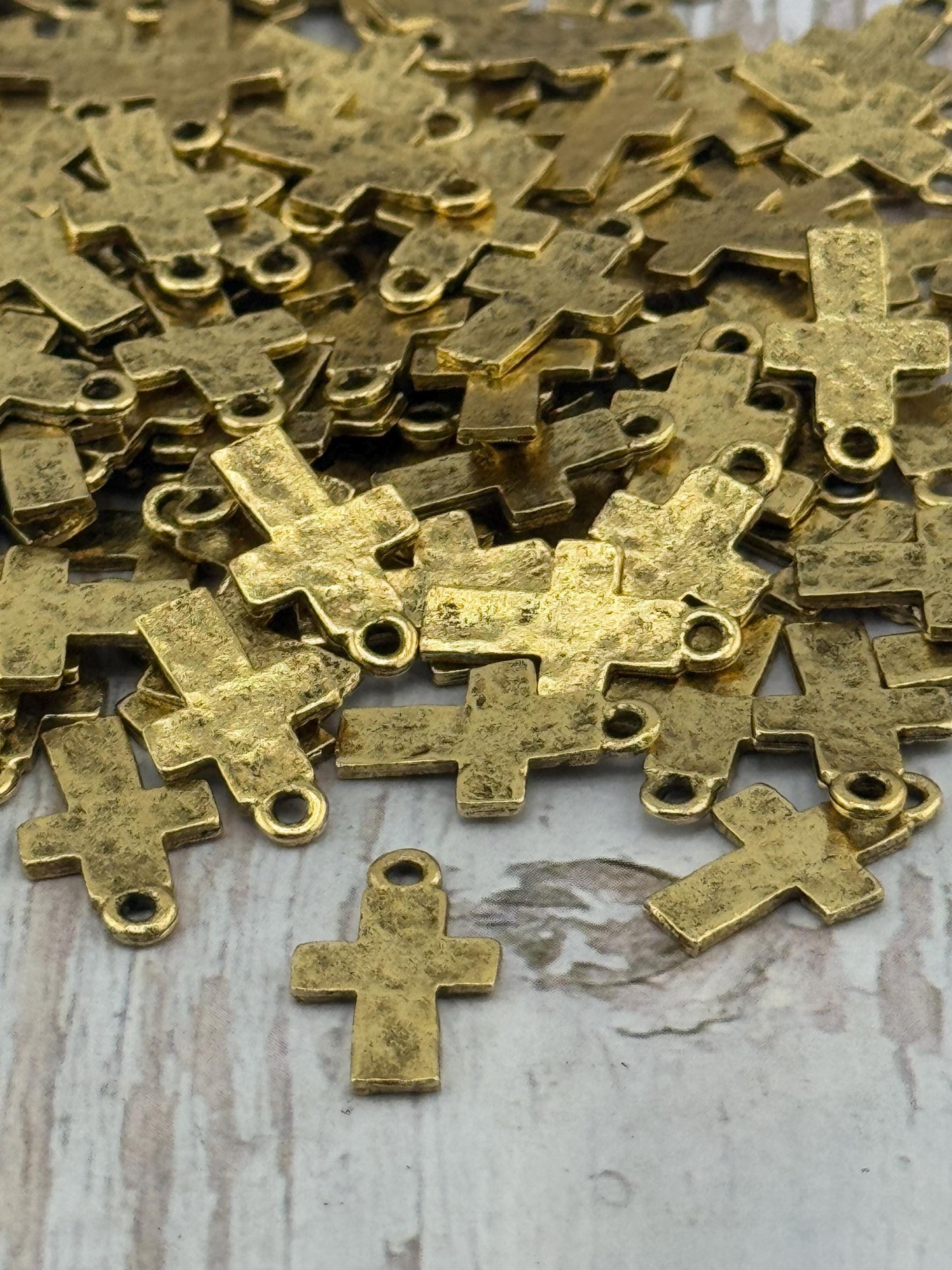 Mini breloque croix vieillie, plaquée or 18 carats antique - AG148