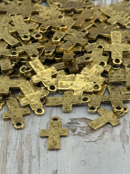 Mini breloque croix vieillie, plaquée or 18 carats antique - AG148