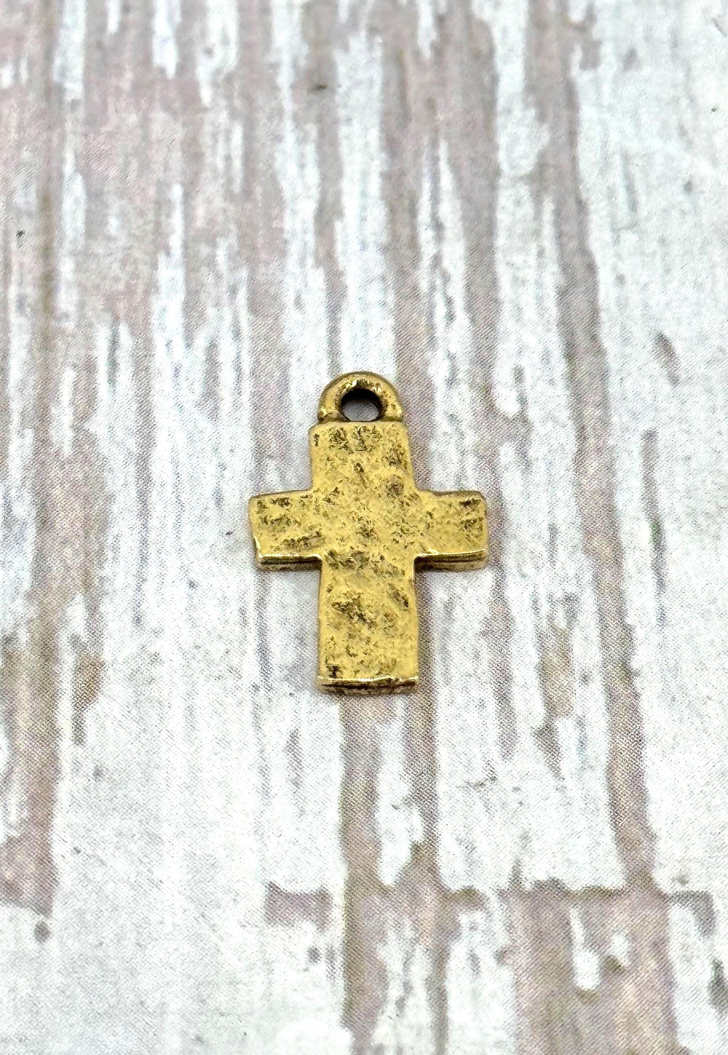 Mini breloque croix vieillie, plaquée or 18 carats antique - AG148
