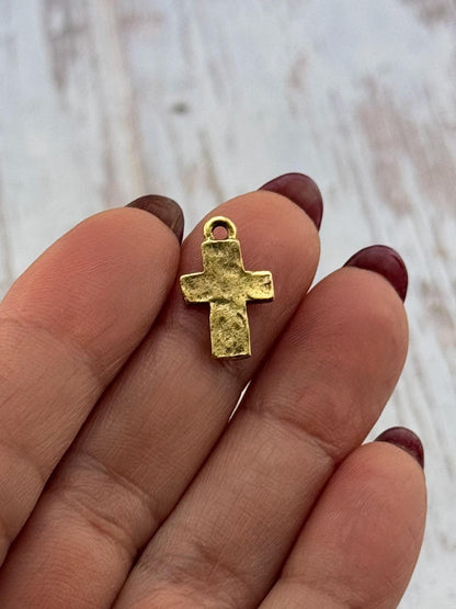 Mini breloque croix vieillie, plaquée or 18 carats antique - AG148