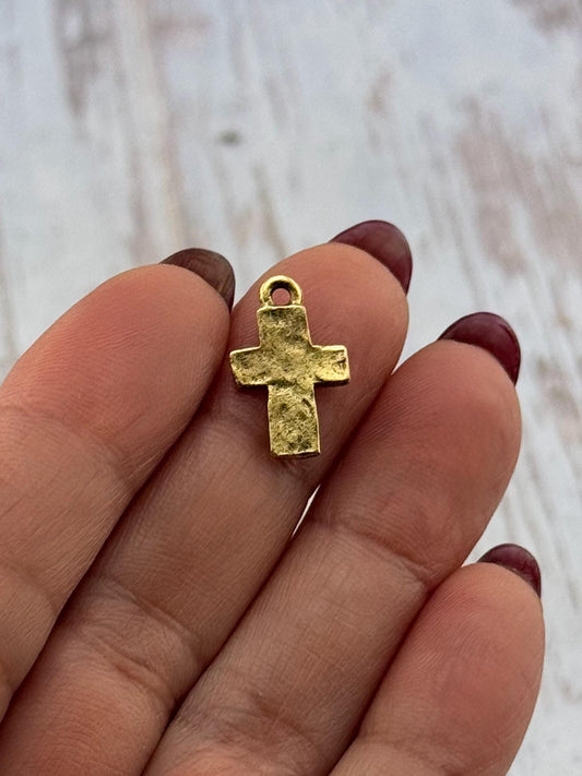 Pequeño amuleto de cruz envejecida, chapado en oro de 18k envejecido - AG148