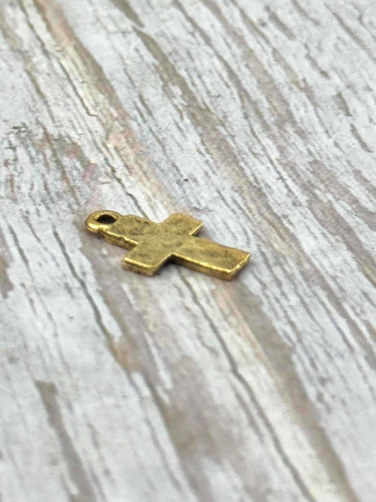 Mini breloque croix vieillie, plaquée or 18 carats antique - AG148